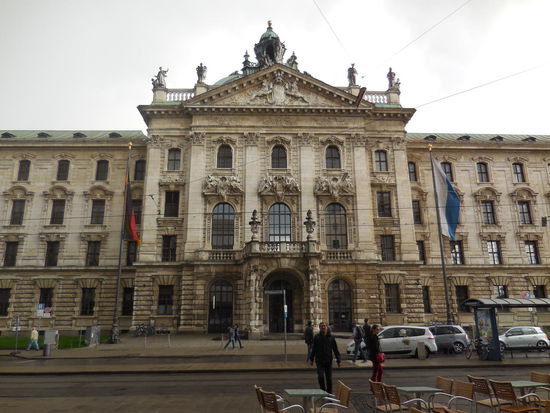 Justizpalast von München. In diesem Moment fängt es so richtig zu schiffen an. Ich bin in nullkommanichts klatschnass.