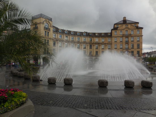 Das ist nun der berühmte "Stachus" ? Karlsplatz ? Das habe ich mir anders vorgestellt, irgendwie. Obwohl: Mit Palmen ? DAS ist schon irgendwie cool.
