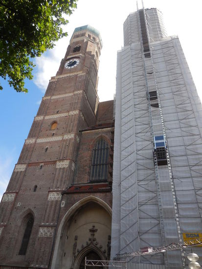 Einer der Türme leider "bandagiert".