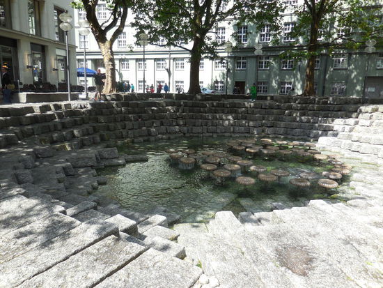 Netter Brunnen auf dem Vorplatz