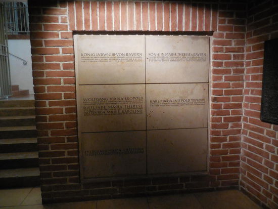 In der Krypta: Mit bayrischer Geschichte bin ich nicht vertraut, aber fast alle, die hier begraben (?) sind, heißen irgendwie Ludwig, Leopold, Maria und/oder Therese(-ia)