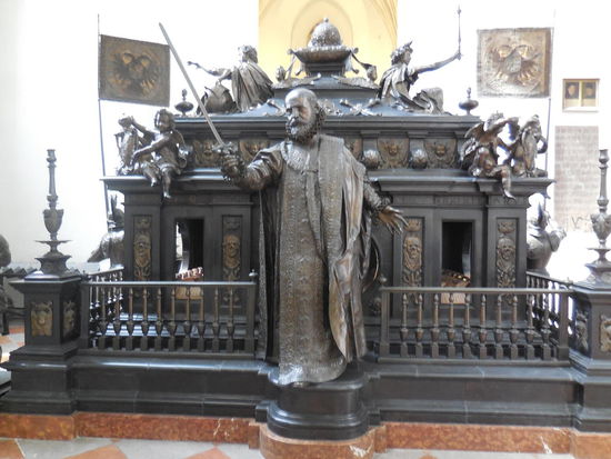 ...und wenn ich nicht schwer irre, ist dies das Grab von Kaiser Ludwig (obwohl: Kaiser ??? Ich schwimme... ich geb´s zu, aber so steht es in meinem Reiseführer...) Naja, wenn´s falsch ist, wird mich bestimmt irgendjemand aufklären.