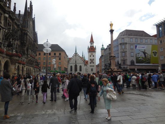 Das weiße alte Rathaus im Hintergrund sieht fast neuer aus, als das Neue Rathaus im verschnörkelten Stil links