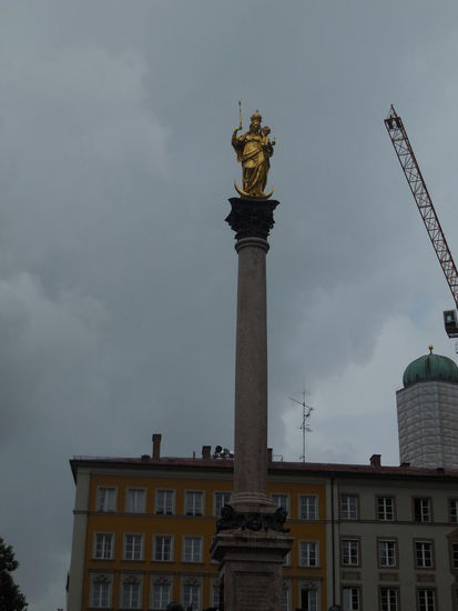 Münchener Gold-Marie mit Kran und eingepacktem Frauenkirchenturm im Hintergrund. Es wird scheinbar viel gebaut, renoviert, restauriert, modernisiert in M.