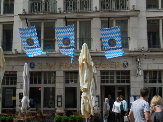 Verstanden habe ich es nicht: Wieso hängen da Löwenbräu-Fahnen beim Franziskaner ??? Egal, gut für´s Foto ist das weiß-blaue Rautenmuster.