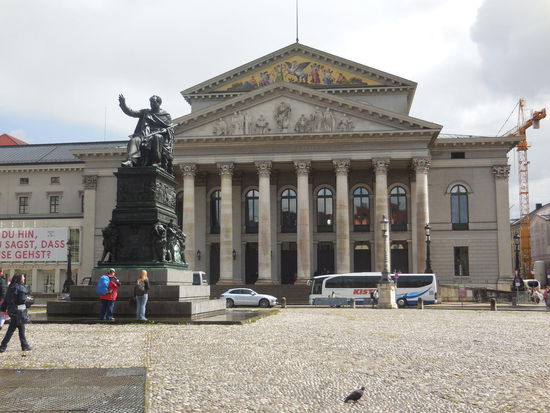 Nationaltheater mit Statue von Max I. Joseph