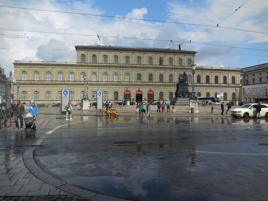 Residenzschloss - da gehe ich aber erst später rein. Die Fassaden sind aber der Hammer !