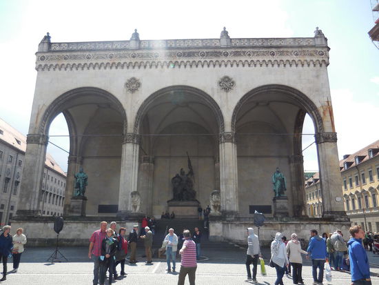 Feldherrnhalle - das ist nun mir ein echter Begriff und ich verbinde sie - nicht zu Unrecht - mit dem frühen, braunen, Nazi-München und Hitler. Dabei wurde sie schon viel früher von Ludwig I. ab 1841 erbaut und eigentlich nur als städtebauliches i-Tüpfelchen. 1923 wurde die Feldherrnhalle jedoch Schauplatz des Putsch-Versuches Hitlers, wobei 20 Menschen ums Leben kamen.