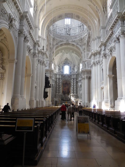Das Innere der wunderschönen Theatinerkirche - von außen ist sie momentan auch vollständig eingerüstet und mit Bauzäunen und Bauplanen verhängt. Man sieht nur die Turmspitzen und die zeugen schon von großer Schönheit...
