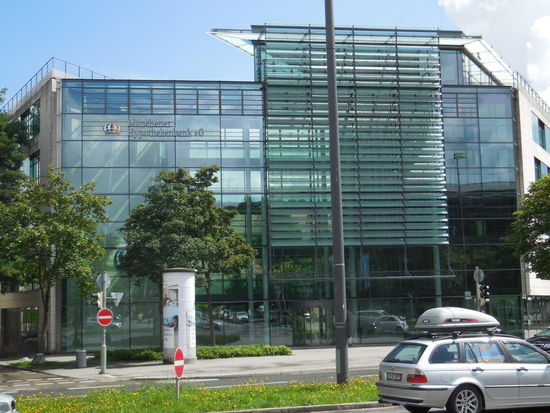 Keine Sehenswürdigkeit, die Münchener Hypothekenbank, ich falle nur zufällig drüber. Für mich persönlich nur deswegen interessant, weil ich  Bankkauffrau bin und im Rahmen meiner beruflichen Tätigkeit oft mit der MHB telefoniere und Schriftverkehr habe. Daher muss ich mal ein Foto haben von diesem Teil. Außerdem lerne ich hier an dieser Straße Karl-Scharnagl-Ring endlich mal, wer besagter Karl Scharnagl eigentlich war.