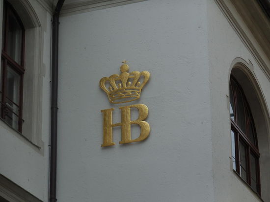 Ich stehe vor einem Highlight Münchens: Dem berühmten Hofbräuhaus. Was weiß ich darüber als Nordlicht ? Eigentlich nicht wirklich etwas, außer, dass es hier Bier gibt und Hax´n und so´n Zeug. Außer für Millionen Touristen, ist es aber scheinbar trotzdem auch ein Anlaufpunkt für etliche Münchener, die teilweise hier auch noch ihren Stammtisch abhalten.