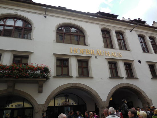 Mein Gott, die Touri-Meute davor ist beängstigend ! Oan´s, zwoa, g´suffa - viel mehr fällt mir dazu nicht ein...