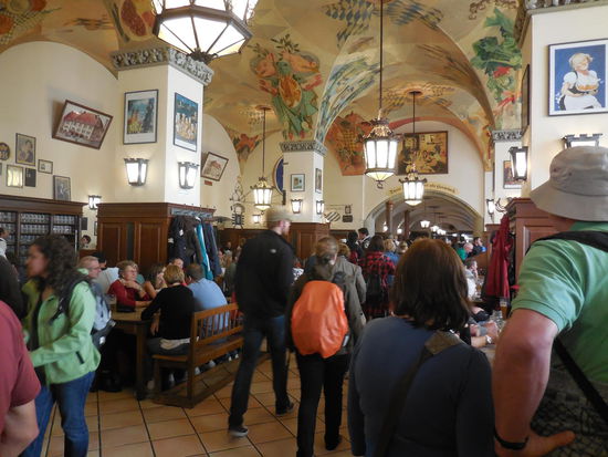 und DA soll man noch gemütlich ein Bierchen zischen können ??? Es ist echt hübsch, aber viel zu voll und die Blasmusik ist auch nicht wirklich meins... humtata !!! Nee, raus hier - aber den Umweg über den Souvenirshop habe ich trotzdem gemacht...