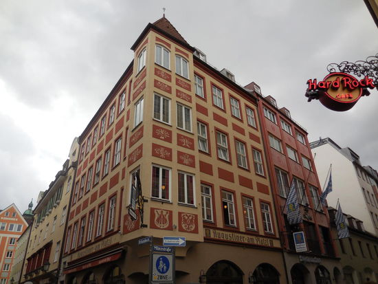 Ich brauche demnächst was zu essen , soviel steht fest. Ich betrete direkt am Platzl eine Metzgerei und stehe vor der Entscheidung Leberkäs´-Semmel oder Weisswurscht. Ich greife mir ein stilles Wasser aus der Getränketheke, bezahle und gehe. Ich kann das nicht essen...