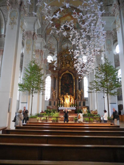 Besonders herausgeputzt mit Bäumen und Papiervögeln