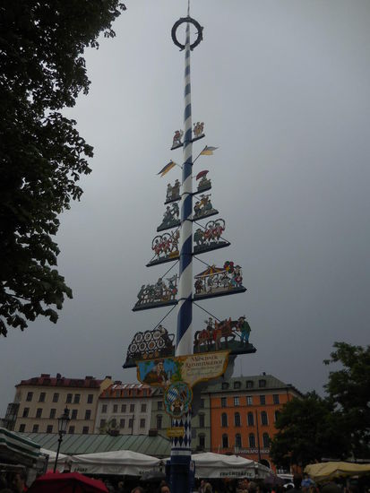 Erst dachte ich, das sei ein Maibaum. Aber es ist ein Statement für Bier. Reinheitsgebot usw. Und dann gibt es ja auch noch dieses Ding mit den 6 Münchener Brauereien, die alle noch innerhalb des Stadtgebietes brauen müssen, um auf dem Oktoberfest präsent sein zu dürfen...