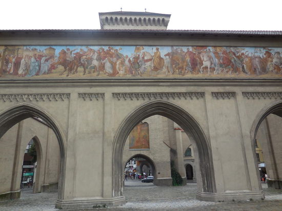 Sendlinger Tor, ein weiteres Stadttor Münchens, das erhalten geblieben ist. In der unmittelbaren Nähe befindet sich u.a das Karl-Valentin-Museum.