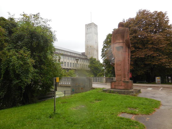 Rückansicht der Bismarck-Statue an der Bosch-Brücke