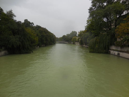 Die Isar. Ich finde diesen Fluss so toll, weil er so eine geile Farbe hat ! Von zuhause kenne ich nur die tintenschwarze Ostsee und die dunkelblaue Nordsee. Ich schwimme in beiden Meeren gern, das hat nichts mit der Farbe zu tun. Flüsse gibt es in Schleswig-Holstein keine nennenswerten - und wenn - sind sie flach und daher dunkelbraun. Eider, Treene, so ein Zeug, eigentlich nur Rinnsale im Vergleich zur Gebirgsbach-gespeisten Isar. Und die ist hellgrün ! Bzw. werde ich sie noch auf dieser Reise in hellblau erleben. Klasse.