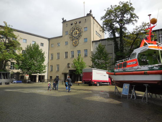 so ein Seenotkreuzer liegt praktisch - im Original - fast direkt vor meiner Haustür..
