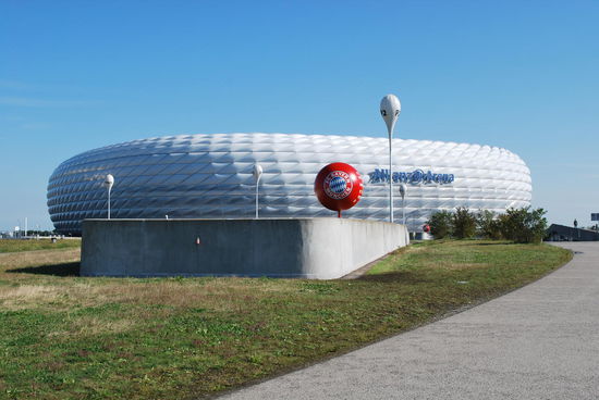 Allianz-Arena. Ach watt ? Ich muss erklären, warum ich so fasziniert bin: Ich bin absolut kein Fußball-Fan, war noch nie in einem Fußballstadion und bin auch noch nie vor einem so schönen direkt davor gestanden...
