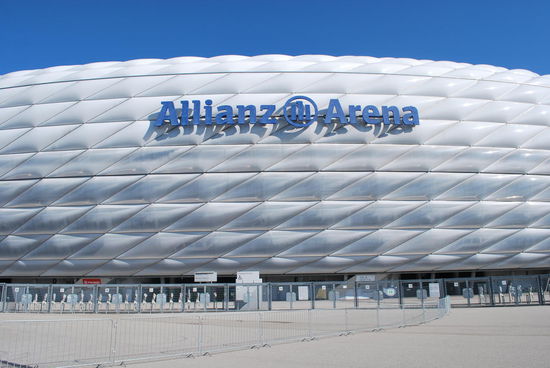 Geil. Wie muss das aussehen, wenn es beleuchtet ist und tausende von Menschen davorstehen ???? Ich bin natürlich fast eine Stunde zu früh da, darüber aber nicht unfroh, weil man muss von der Busstation schon noch eine Weile laufen und für den Eingang zur Stadion-Tour auch noch mal fast drumherum. Ca. 30 Minuten vor Beginn der Tour bin ich aber endlich drinnen, sperre meinen Rucksack weg und stöbere im Souvenirshop.