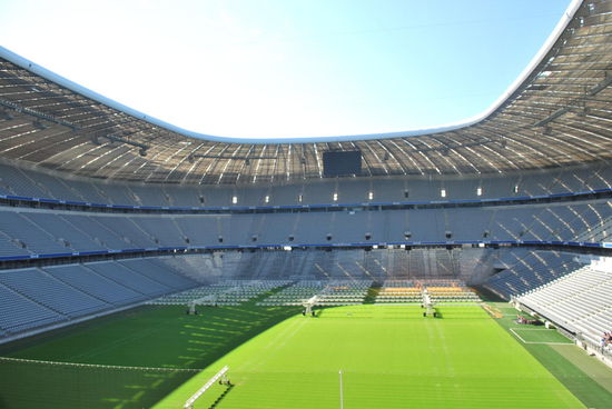 Oh, mein Gott ! Ich habe so etwas in echt noch nie gesehen !!! Guide Patrick legt los mit den technischen Daten des Stadions. Der Wahnsinn. Was hat er uns nicht alles an Superlativen erzählt: Kapazität von über 70.000 Plätzen, die Soundanlage hat irgendwie so 100.000 Watt, jede einzelne Sound-Box wiegt mehr als eine Tonne und der niegelnagelneue Rasen ist Hybrid-Rasen, halb natürlich - halb künstlich. Dann noch Randwissen hinzu: Was die Logen kosten, dass Ex-Spieler Jens Jeremies die einzige Privatperson ist, die über eine Loge verfügt. Dass das Stadion immer ausverkauft ist und schuldenfrei ! Es mögen sich Fehler eingeschlichen haben in meine Erinnerung an das Erzählte, man möge mir in diesen Falle verzeihen...