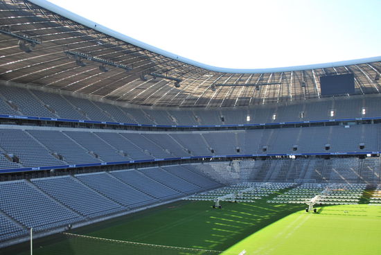 Patrick fragt, ob es Fans anderer Fußballvereine unter uns geben sollte ? Ja, es outen sich ein paar BVB-Fans, ich halte meine Klappe. Ich habe keinen Lieblingsverein, Fußball-Bundesliga ist mir sch...-egal.