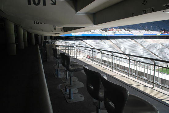 Auch absolut behindertengerecht, rollstuhl-passende Plätze mit erhöhten Sitzen für die Begleiter sind vorhanden. Die Extragebühr, die von Rollifahrern entrichtet werden muss (5 EUR)  für die Extra-Unterbringung wird gespendet. Über der Allianz-Arena schwebt ein Heiligenschein...