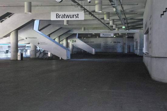 Ist das in allen großen Fußball-Stadien so geordnet nach Bratwurst, Pommes, Pizza, Sandwiches, Mandeln und Getränken usw. ??? Ich habe auch gelernt, dass Bargeld hier nicht willkommen ist, alles nur per Karte, die vorher entsprechend geladen werden muss, auch für die Parkplätze. Geht viel schneller, ist klar.