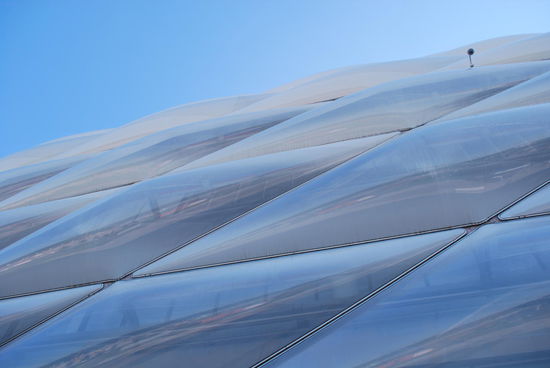 Die Außenfassade - eine ganz spezielle Konstruktion und Folie... Diese Membran kann dann eben auch - je nach spielendem Heimverein - rot für FCB und blau für 1860 beleuchtet werden. Die 1860er sind aber nur noch Mieter im Stadion.