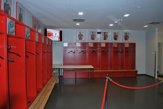 DAS HEILIGTUM: DIE FCB-UMKLEIDEKABINE !!! Ich finde sie recht unspektakulär, aber andere Damen rasten aus. Ich habe ja so eine schlechte Nase, aber vielleicht hängt ja noch der Schweiß von Fußball-Stars in der Luft und die anderen Damen können den riechen und sind somit testosteron-geschwängert....