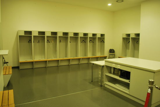 Feind-Bereich. Kabine der Gegner, neutral gehalten, weil die Farben der Gegner ja wechseln. Und da gibt es dann scheinbar auch nur noch einen Kleiderbügel...