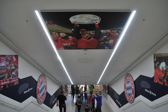 ...untermalt von Championsleague_Musik