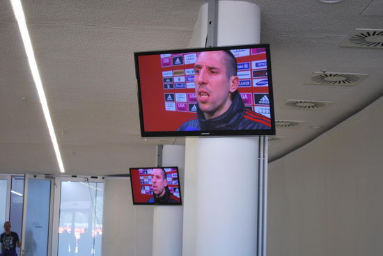 In der sogenannten mixed-zone, wo die sich die Spieler nach dem Spiel der Presse stellen müssen. Bescheuerter Begriff, übrigens, wie ich finde...