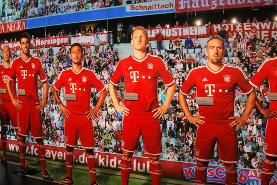 So, ich muss jetzt hier raus. Das stinkt jetzt echt nach zu viel (Fußball-)Heldentum. Zurück zum Münchener Hbf. Hunger ! Zum Glück gibt es hier eine Filiale von Gosch. Jürgen Gosch, der Eigentümer der Sylter Fischbude schlechthin, betreibt überall "original" Sylter Fischbuden, wo immer sich Geld damit scheffeln lässt. Mir jetzt auch sch...-egal: Her mit dem Fischbrötchen, das ist dann mal so "home-food", oder so...
Anschließend kaufe ich ein Ticket für die Münchener City-Sightseeing-Busse, weil ich dieses hop-on-hop-off-System einfach genial finde. Im offenen Doppeldeckerbus ist es einfach mega-bequem. Je nach Bus laufen die Kommentare in x verschiedenen Sprachen per Kopfhörer vom Band oder sie werden sogar live in deutsch und englisch von einem an Bord befindlichen Guide erzählt. Letztere Variante ist mir grundsätzlich lieber, weil meist auch wesentlich persönlicher und amüsanter. Kurz vorm Nymphenburger Schloss haben wir mit dem Bus einen kleinen Auffahrunfall, es wird auf der Straße zwischen Busfahrer, Guide und Unfallgegnerin kurz herumgebrüllt (ist klar, wir sind in D und auf jeden Fall hat jeweils der andere schuld...) Letzten Endes geht es aber nicht um Schlimmeres, als Blech- und Kunststoffschäden an Bus und Auto... Apropos Auto...