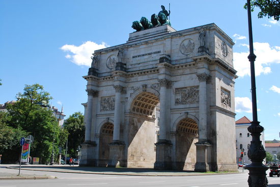 Im Bus hieß es: Jede Seitenstraße von hier linkerhand führt in den Englischen Garten. Ja, tat sie auch, die Gasse, die ich genommen habe. Oh, Schmerz, lass´nach !