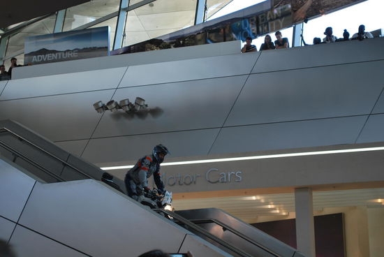 "Aus Freude am Fahren..." Sehr nette Stunt-Performance eines Motorradfahrers auf der Treppe in der BMW-Welt