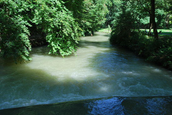 Isar oder Eisbach ??? OK, ich betrete den Englischen Garten und möchte - so ist mein Plan - dort ca. 60 Minuten verbringen. Ein Eis essen, den chinesischen Turm sehen, ganz eventuell noch mein erstes Münchener Bier in einem Biergarten unter Kastanienbäumen trinken und dann diese Surfer betrachten, die an dieser ominösen Eisbachwelle zugange sind. Guter Plan ! Ganz, ganz schlechter Plan, wie sich herausstellt. Dieser Englische Garten ist unvermutet hammer-rieisg und zu meinem allergößten Ärger habe ich etwas die Spur verloren. Vor lauter Bäumen sehe ich den Wald nicht mehr. Nichtmal den chinesischen Turm. Ich bin schon mega-angefressen, Orientierungslosigkeit ist der Ultra-Horror für mich persönlich. Ich starre auf meinen Plan, gut, ich sollte noch immer entlang des Eisbaches marschieren. Zu trinken habe ich in meiner Wasserflasche fast nichts mehr - und warum kann man hier nirgendwo etwas kaufen ??? Es ist ja - weiß Gott nicht so, dass ich hier mutterseelen-allein bin - aber wenn ich allzu angefressen bin, versinke ich in stillem Fluchen. Was mache ich ? Weiterlaufen. Blasen in die Füße laufen, heftige und große... Warum tue ich mir das an ? KEINE AHNUNG... SELBER SCHULD !!! 
Ich finde nach ca. 1,5 Stunden einen Ausgang aus dem Englischen Garten (ohne die Surfer an der Eisbach-Welle gesehen zu haben) und muss nun noch eine - für meine geplagten Füße - mörderische Strecke zurücklaufen bis zur nächsten U-Bahnstation. In dieser Situation sehe ich mich durchaus nach Taxen um oder einer Bushaltestelle, aber wie es halt so ist: Wenn man wirklich dringend ein Taxi braucht, kommt keines. Sonst stürzt man gefühlt alle 50 m über eine Bushaltestelle, aber hier ? Nichts... 
Der Tag endet in meinem Hotel, völlig erschossen auf dem Bett mit laufendem Fernseher.