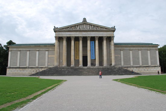 Staatliche Antikensammlung gleich gegenüber - Museum für griechische, römische und etruskische Kunst