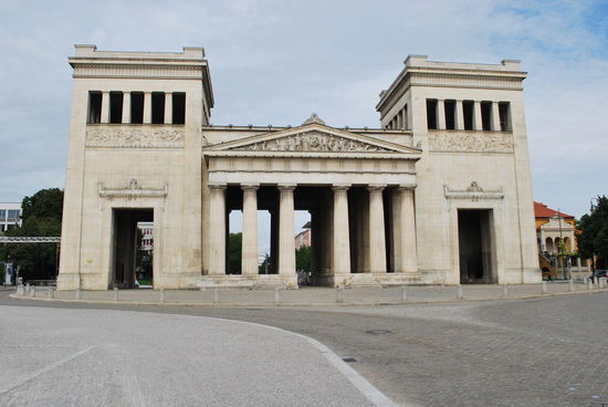 Propyläen - dem Tempeleingang der Akropolis in Athen nachempfunden