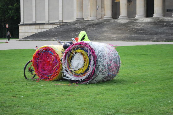 Moderne Kunst: Heuballen aus Plastikstrohhalmen, das Herumlümmeln darauf ist erwünscht.