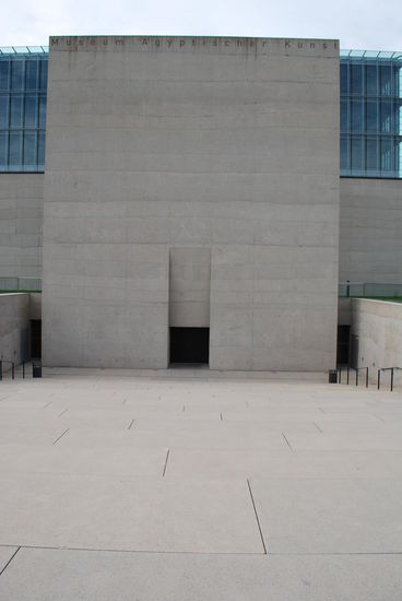 Fast genauso (nur in antik) sehen die Eingänge zu den Pharaonen-Gräbern in Luxor in Ägypten aus, cool gemacht.