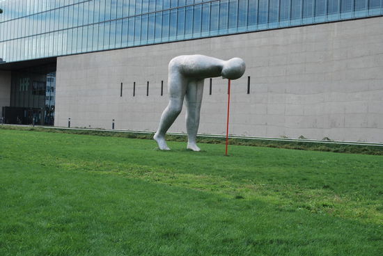 Ich habe sehr viel Verständnis für moderne Kunst, aber was soll das denn ? Armloser Typ kotzt einen Blutstrahl auf den Rasen ? Das mag ich jetzt gar nicht !!!