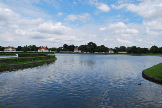 Nymphenburg - hammerschön. Von den berühmten Schwänen habe ich aber keinen einzigen gesehen...Märchenkönig Ludwig II. ist hier geboren und von hier soll er seine Begeisterung für Schwäne mitgebracht haben, deswegen Neuschwanstein und Neuenschwangau...