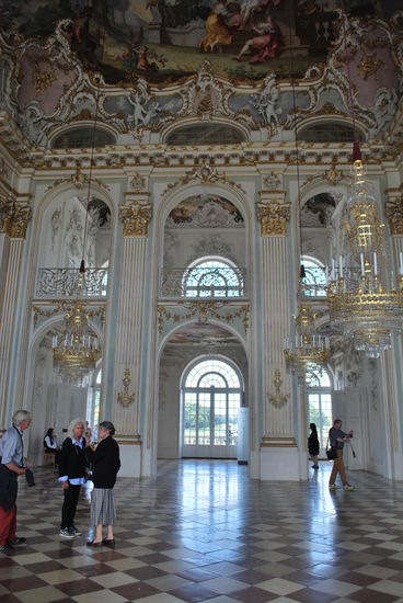 Hinein da ! Es sind nur ca. 21 Räume zu besichtigen und es ist relativ ähnlich, wie in M.