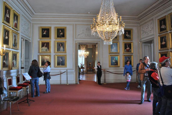 DAS gibt es aber nur hier: Die Schönheitengalerie ! Ludwig I. war kein Kostverächter und mochte die Ladies des Landes Bavaria sehr. In  diesem Raum hängen die Porträts von 36 Mädels aus allen gesellschaftlichen Schichten Münchens. Eine davon wurde ihm zum Verhängnis: Lola Montez, eine Engländerin, die ihn fast um Kopf und Kragen brachte. Elizabeth Rosanna Gilbert war er verfallen, der "Lola Montez". Sie hatte noch ein sehr bewegtes Leben nach Ludwig, ging in die Schweiz, zurück nach England, an den Broadway in die USA und nach Australien. Sie heiratete mehrfach und starb jung, aber reich. Mit 39 Jahren.
Das zweitberühmteste Porträt ist wohl das der Helene Sedlmayr, sie war "nur" eine Schustertochter aus dem Chiemgau, die als 14-jährige Dienstmagd nach München kam. Mit dem königlichen Hof hatte sie gar nichts zu tun, sie war Botin für ein Spielwarengeschäft und lieferte als solche auch ab und zu Spielzeug für die Königskinder in der Residenz ab. Dort fiel sie Ludwig I. als außergewöhnliche Schönheit auf und insofern wurde auch sie porträtiert von Hofmaler Joseph Karl Stieler für die Schönheiten-Galerie in Nymphenburg. Sie galt als Inbegriff Münchener Schönheit. Später heiratete sie einen Kammerdiener vom Hofe und bekam 10 (!) Kinder, womit zumindest ihre tolle Figur dahin gewesen sein dürfte...Aber sie wurde stolze 85 Jahre alt und 3 ihrer Kinder hatten Taufpaten aus der königlichen Familie, was ja nun auch nicht jeder vorzuweisen hatte damals und heute.
Warum ich darüber so ausführlich schreibe ? Das sind so Geschichten neben der Spur, die ich immer total interessant finde...