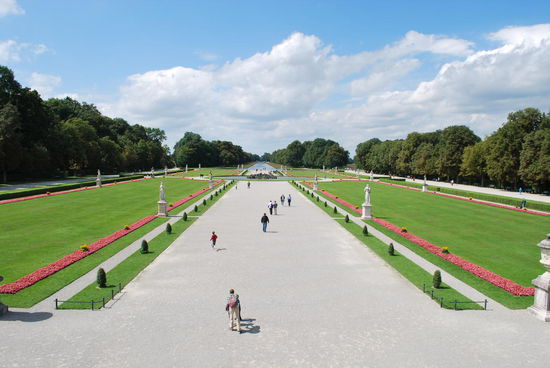 Die Räume, Säle und sonstiges sehen aus, wie im Residenzschloss. Ich will mich nicht wiederholen. Der Park - allerdings - ist sensationell.