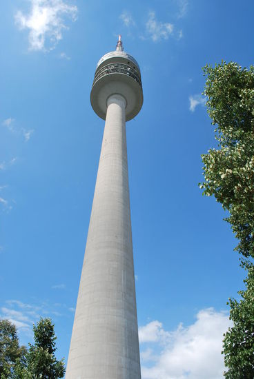 Der Olympiaturm ist eigentlich vor-olympisch, er stand schon 1968 und ist der Fernsehturm Münchens. Die damalige Deutsche Bundespost hat ihn erbaut.