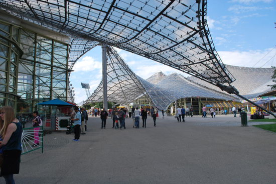 Zurück zum heutigen Besuch meinerseits: Es ist irgendwie viel los, so eine Art Jahrmarkt. Viele Buden zu Essen und Trinken, Fahrgeschäfte, Verkaufsstände für diversen Schnickschnack. Dinge, die die Welt nicht braucht.